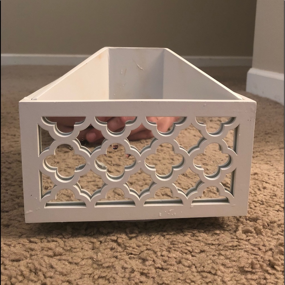 Makeup Stand/Holder - Spins For Easy Access